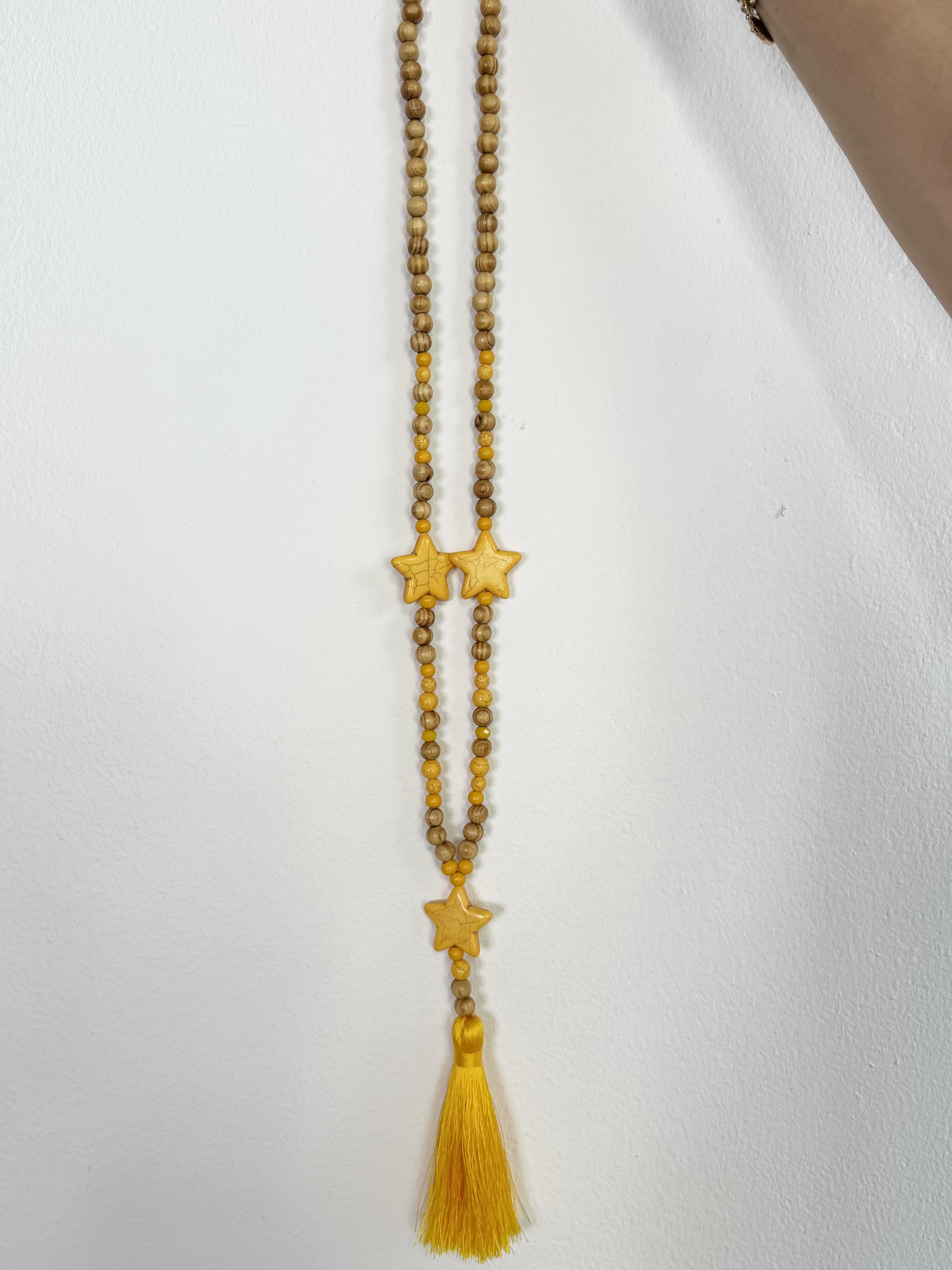 Pina - Lang perlehalskæde med træperler, stjernedetaljer og en dekorativ kvast